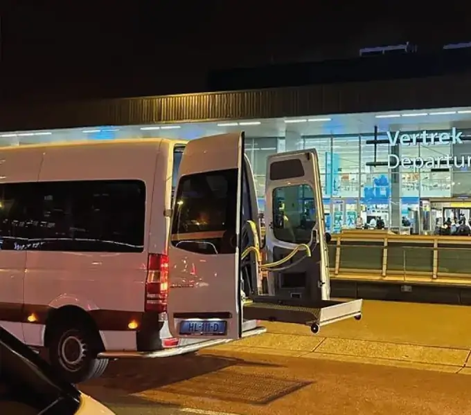 Rolstoelbus bij Schiphol voor reizigers uit Breda
